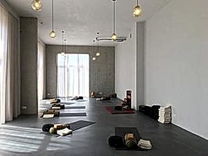 Studio Satu, 80m2, veel daglicht, Witte muren en plafond, Grijze gietvloer